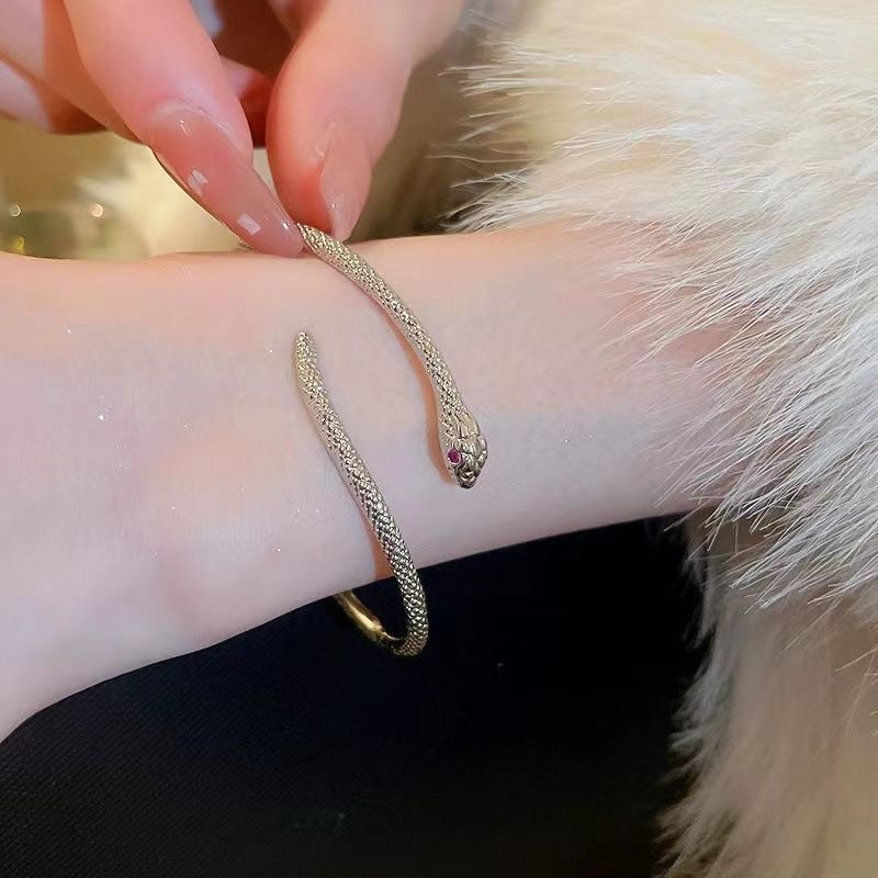 Niche silver snake bracelet versatile simple design version red-eyed snake adjustable bracelet high-quality texture bracelet