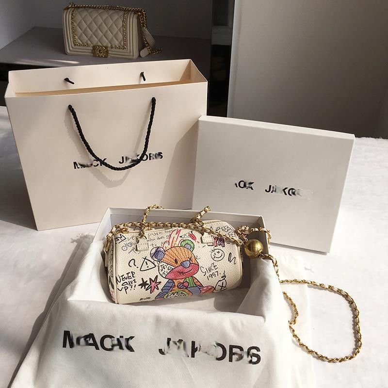 香港MackJaddfrs正品夏天小熊塗鴉腋下圓筒包女鏈條單肩斜挎包女