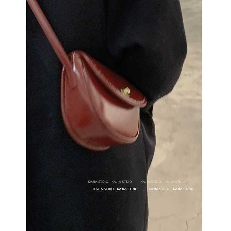 Red bag women 2022 new autumn and winter retro saddle bag niche texture all-match ins messenger bag wedding bag