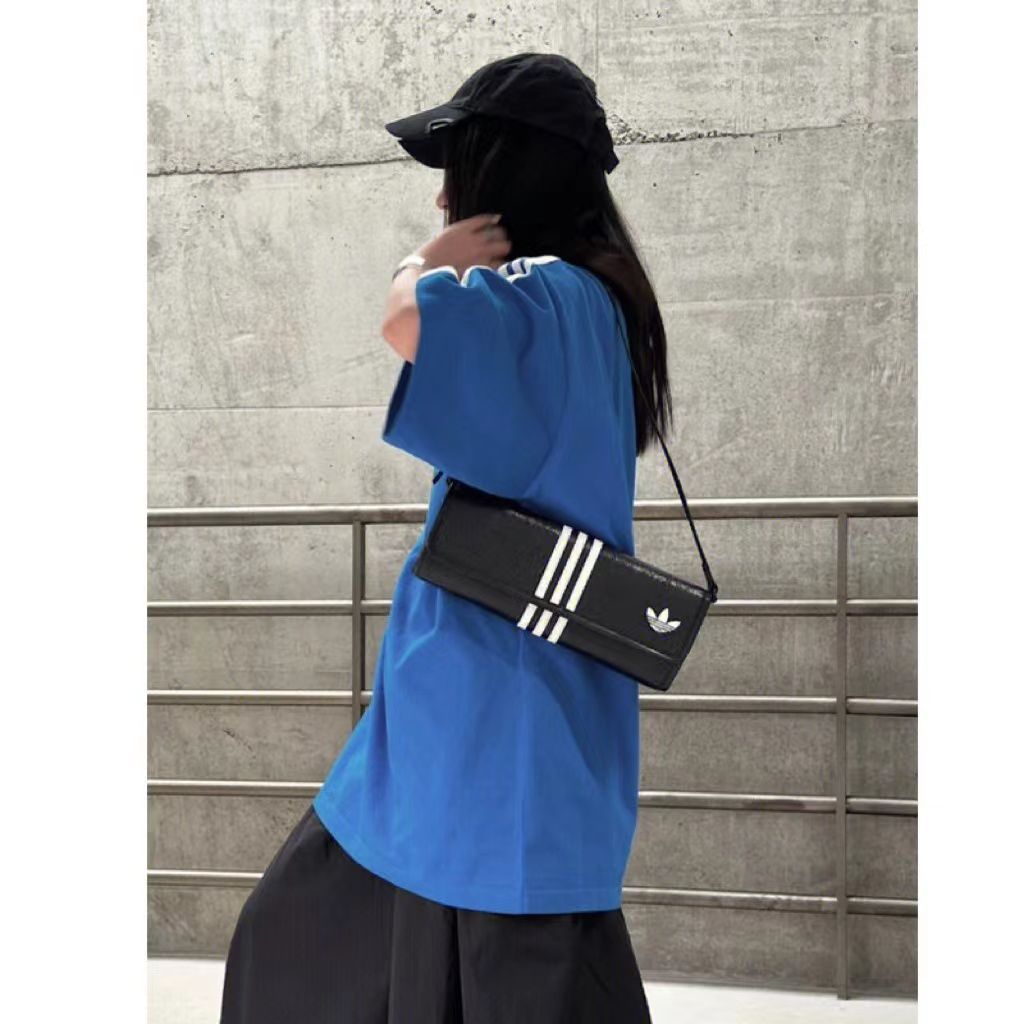 Niche design contrasting color baguette bag 2023 new sports style dark cool girl crossbody bag single shoulder armpit bag for women