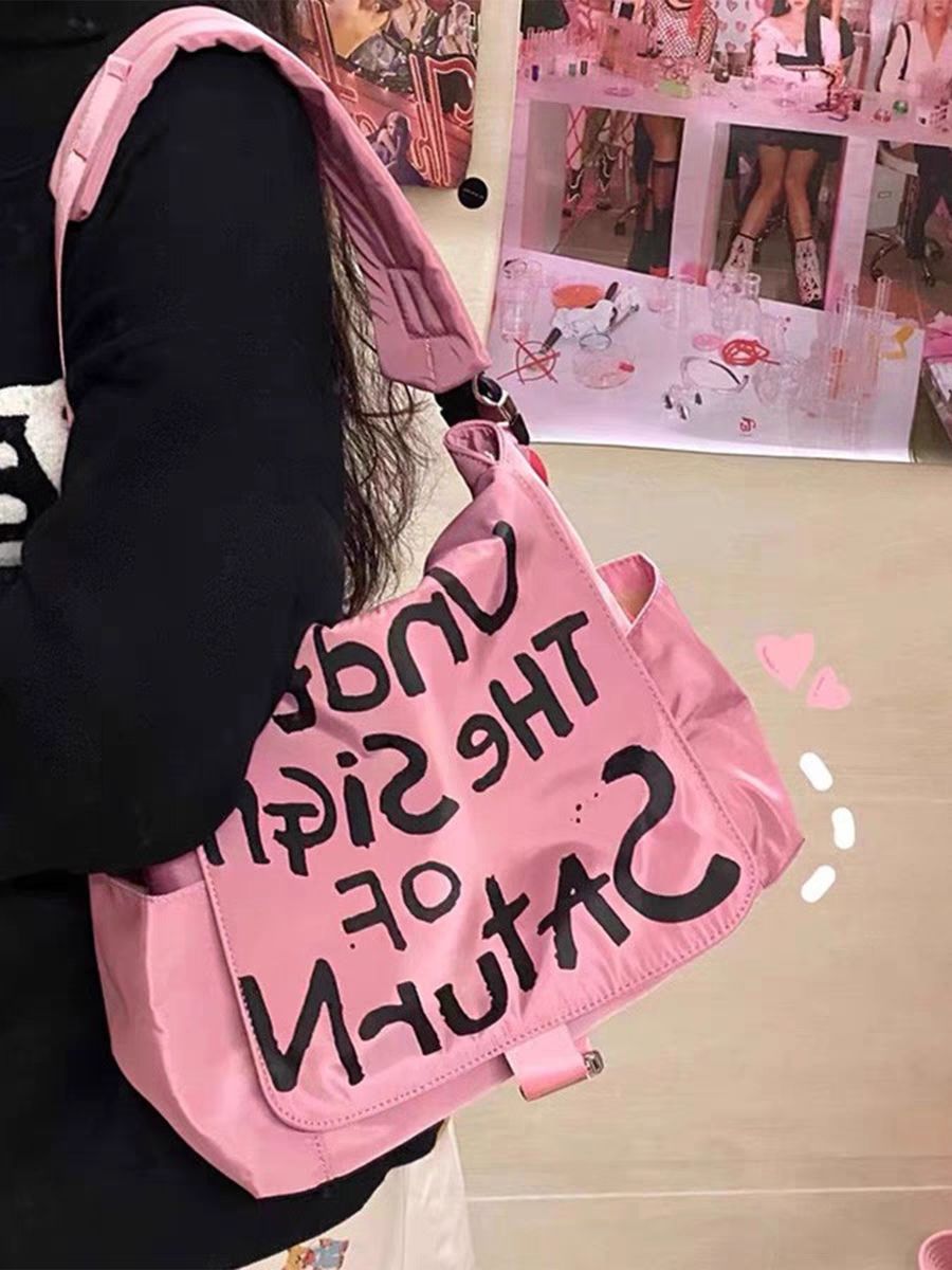 姜澀琪同款單肩包2023款個性塗鴉字母大容量郵差包斜挎包街頭背包