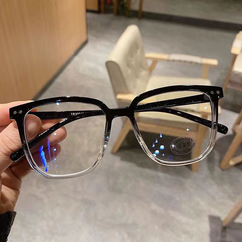 Ultra-light gradient black frame myopia glasses for men, ins, high-looking, face-displaying, plain-faced students, anti-blue light eyes for women