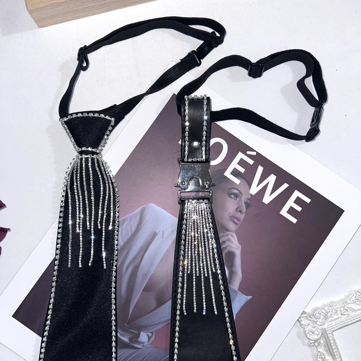 Cravatta uomo stile preppy con frange di strass ed elastico_voghion.com