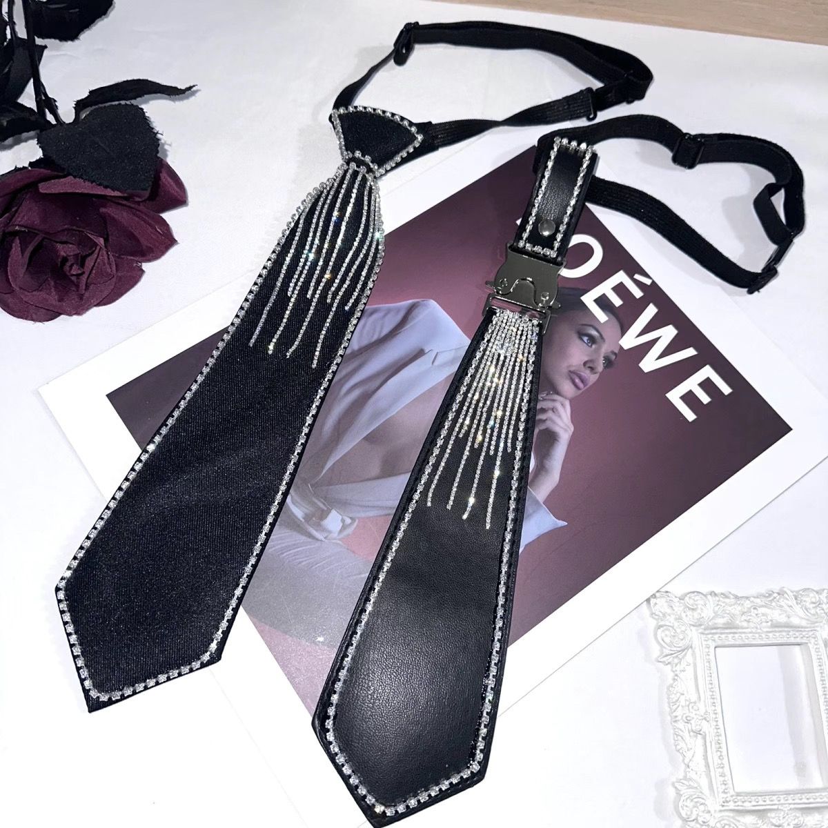 Cravatta uomo stile preppy con frange di strass ed elastico_voghion.com