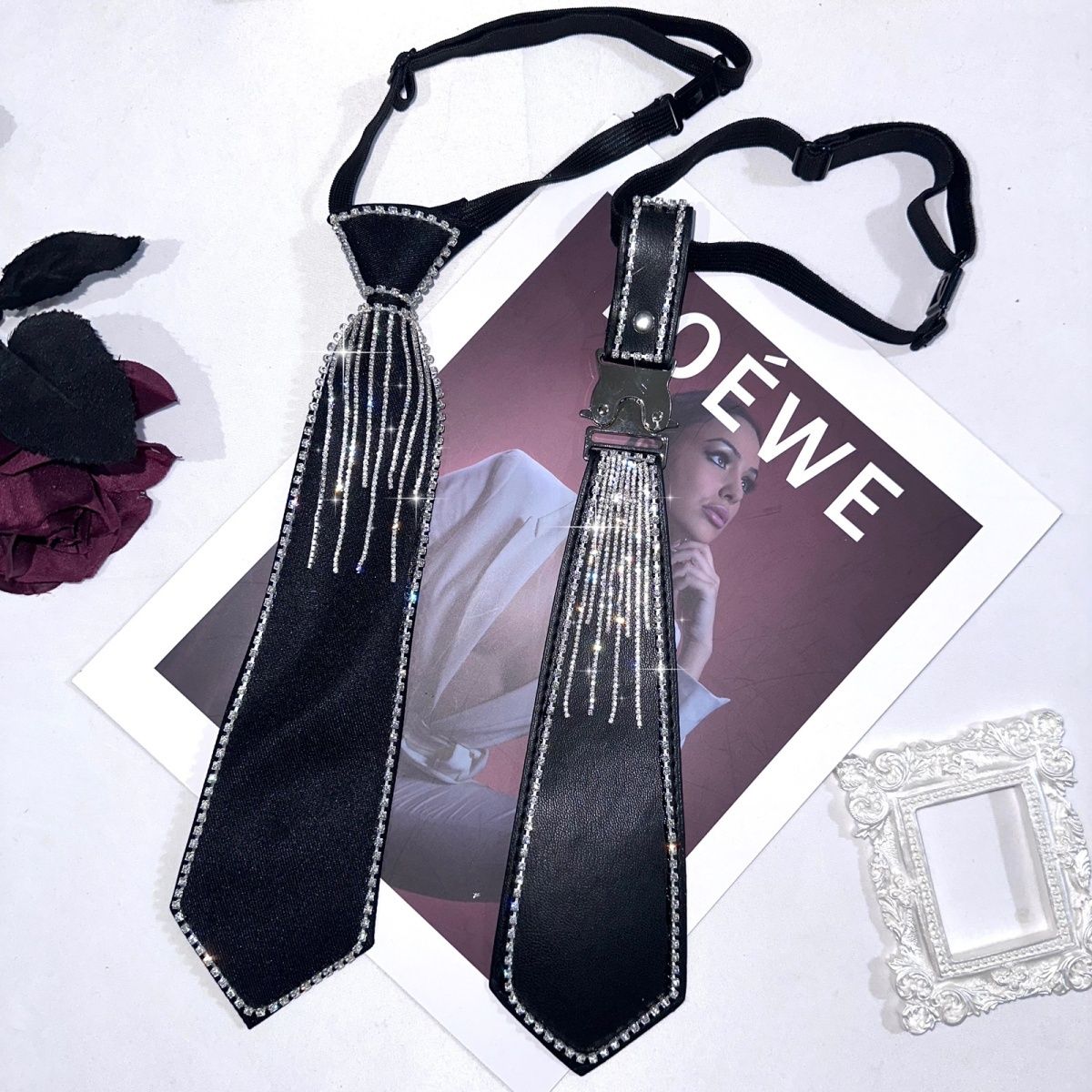 Cravatta uomo stile preppy con frange di strass ed elastico_voghion.com