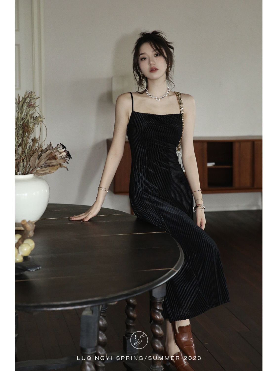 Lu Qingyi [Eros] velvet suspender skirt women's spring new shirring design temperament tea break French dress