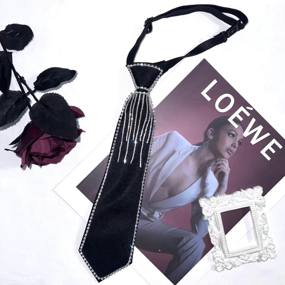 Cravatta uomo stile preppy con frange di strass ed elastico_voghion.com