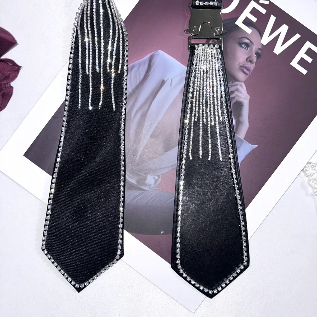 Cravatta uomo stile preppy con frange di strass ed elastico_voghion.com