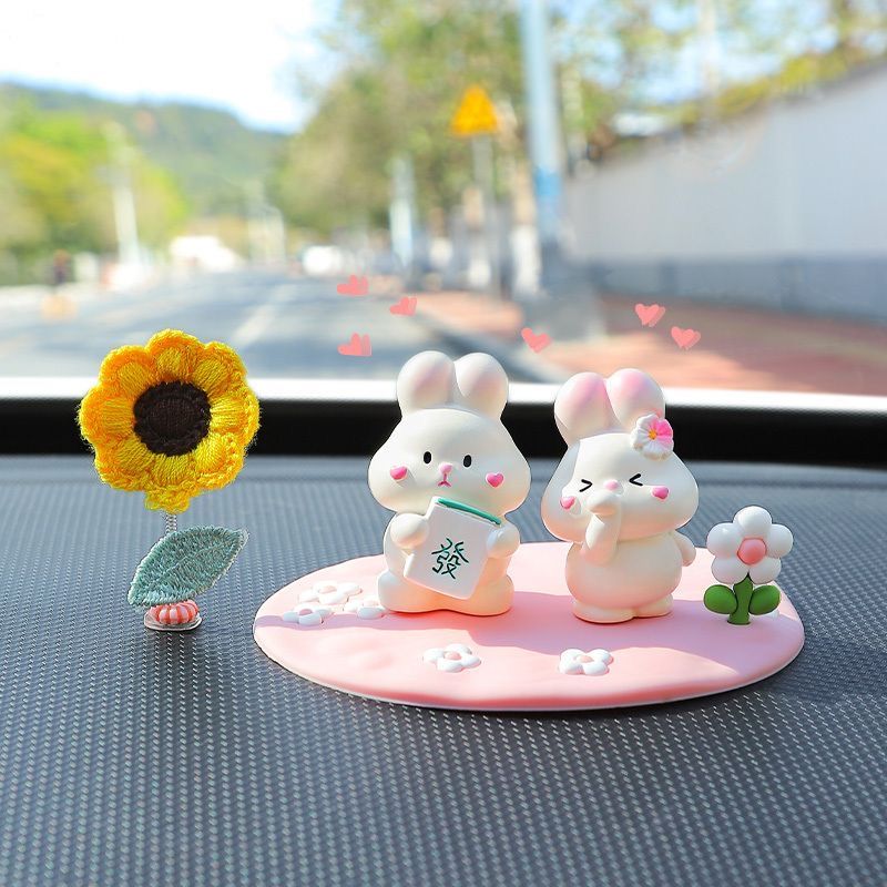 汽车摆件新款兔兔车载摆件装饰品车上创意中控屏车内装饰用品