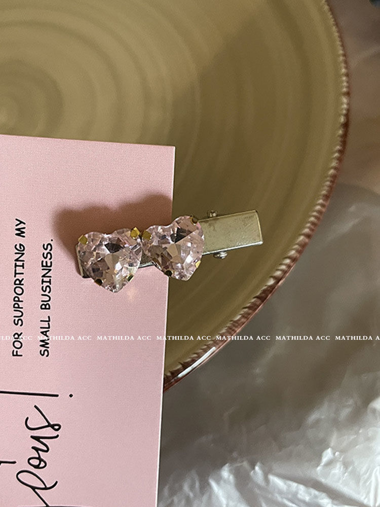 Girls' hearts are bursting with pink rhinestones, sparkling zircon and diamond love hairpins with side bangs and broken hairpins and duckbill clips.