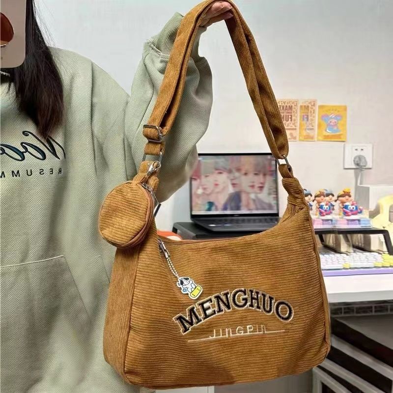 日系燈芯絨ins風復古休閒百搭斜挎包包女 學生上課通勤背包餃子包