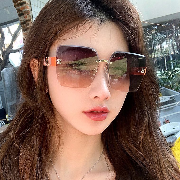 2023 new women's frameless anti-ultraviolet gradient two-color sunglasses with high-end face display small H sunglasses trendy and temperament