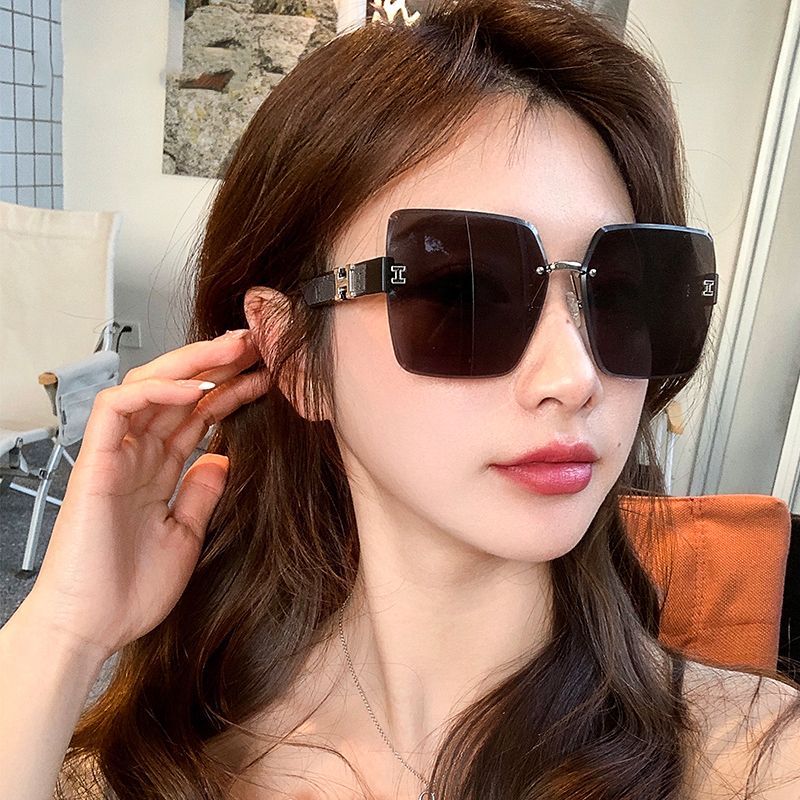 2023 new women's frameless anti-ultraviolet gradient two-color sunglasses with high-end face display small H sunglasses trendy and temperament
