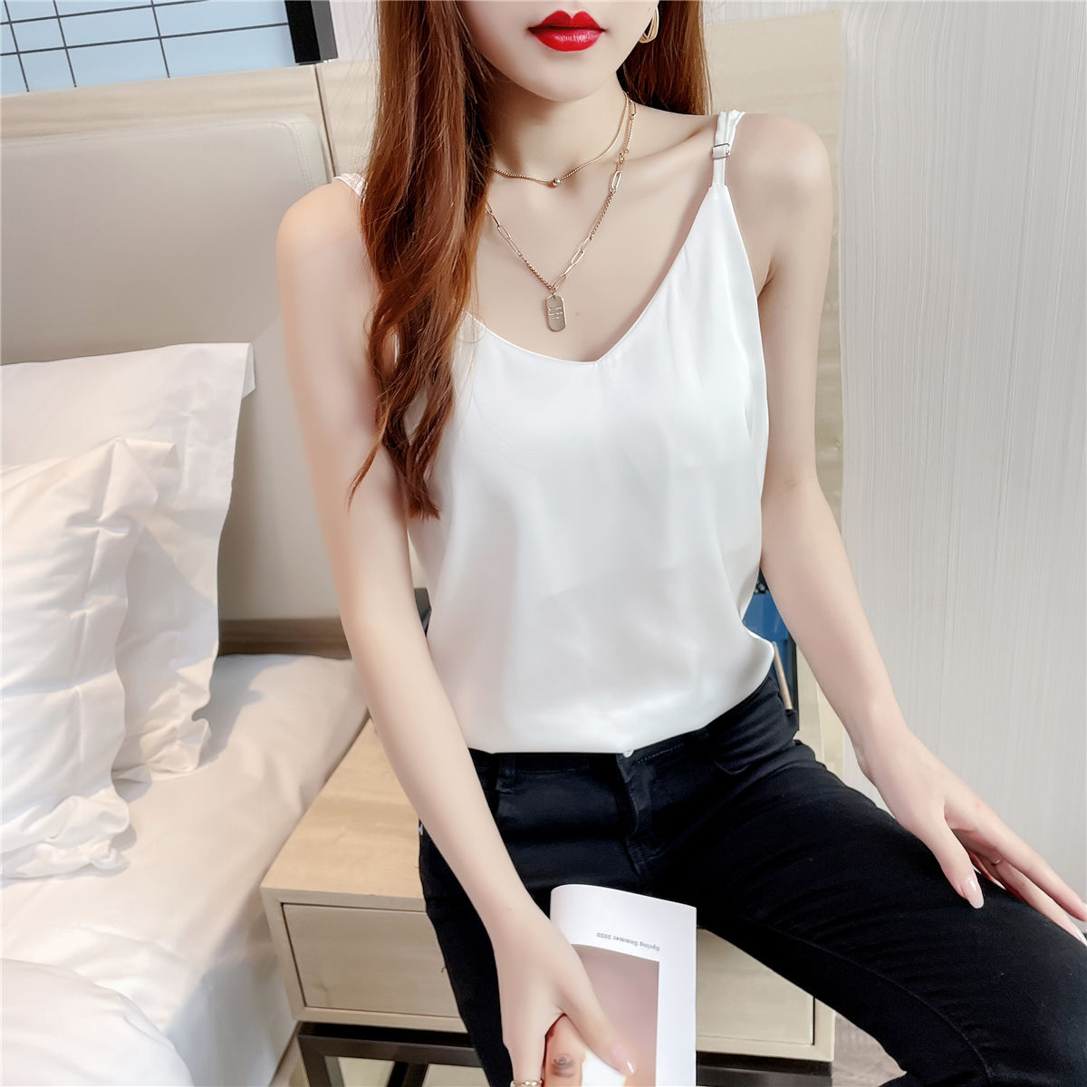 時尚v領吊帶背心女夏季新款設計感氣質打底純色簡約百搭緞面上衣