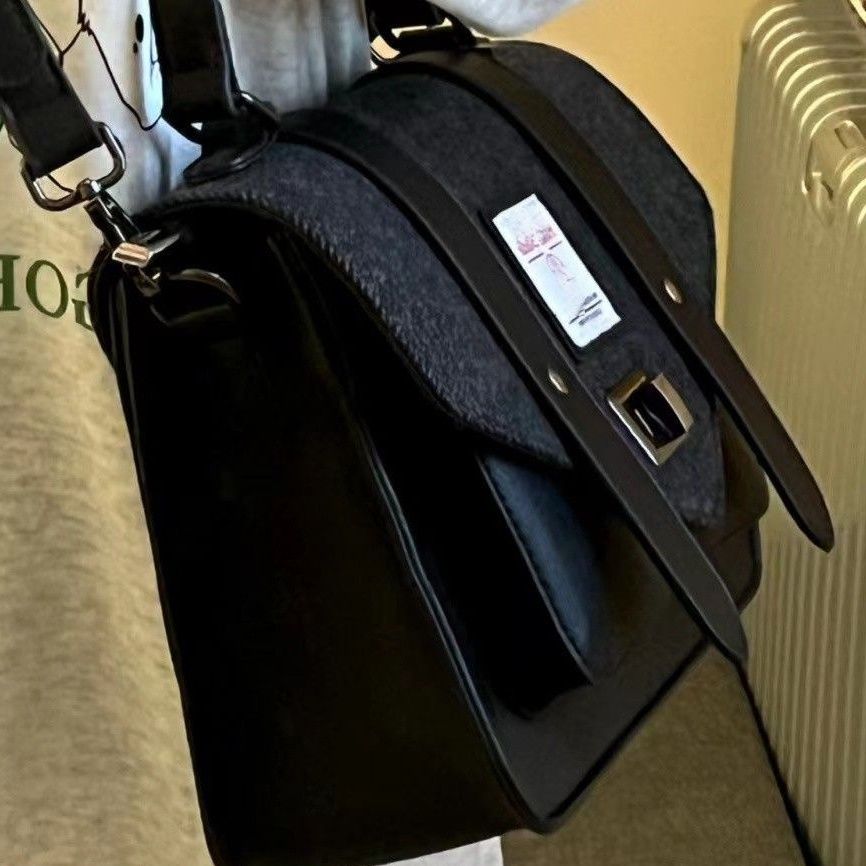 2023 Retro Duffel Cambridge Bag British Style Portable Messenger Messenger Bag Simple Casual Plaid Lock Square Bag