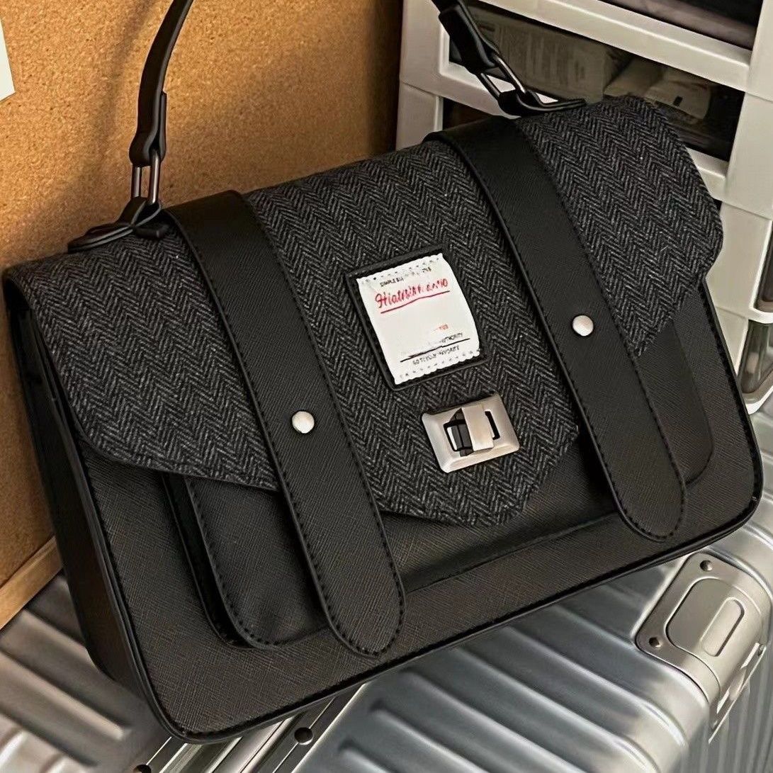 2023 Retro Duffel Cambridge Bag British Style Portable Messenger Messenger Bag Simple Casual Plaid Lock Square Bag