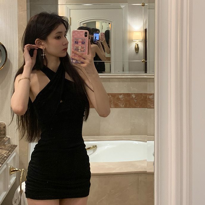 Black knitted halter neck dress women's spring 2023 new design hot girl slim fit pure desire bag hip little black dress