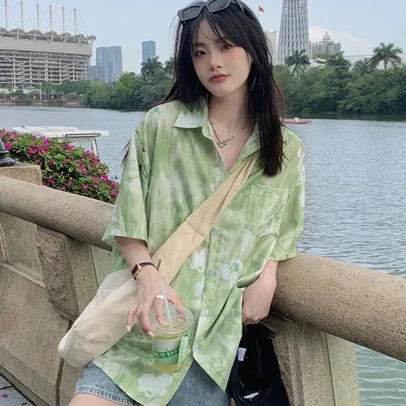 Hong Kong style floral short-sleeved shirt women's design niche summer 2023 new loose and versatile foreign style casual top