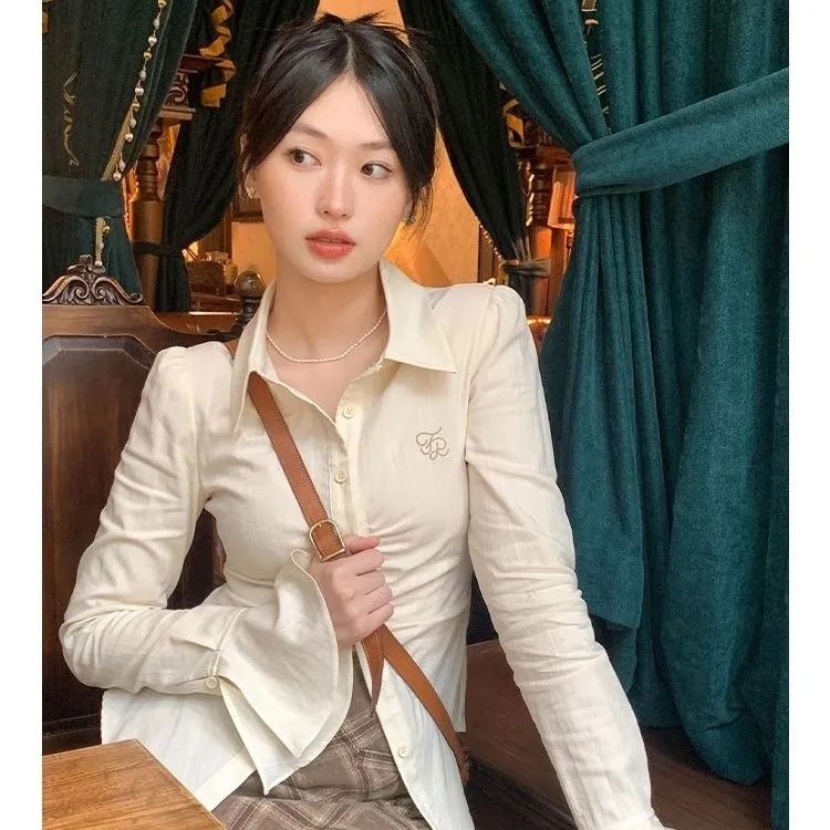 設計感2023新款時尚繡花收腰顯瘦氣質襯衣翻領褶皺喇叭袖收腰襯衫