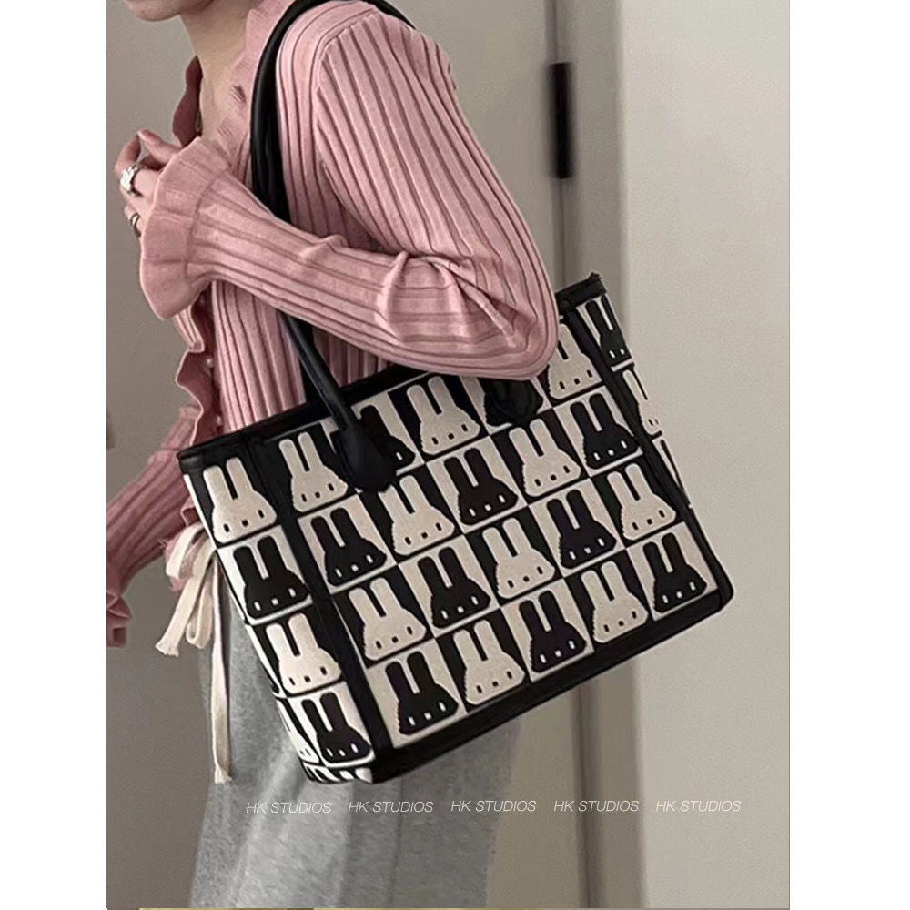 This year's popular commuter bag women's 2023 spring and summer new niche one-shoulder armpit bag large-capacity rabbit tote bag