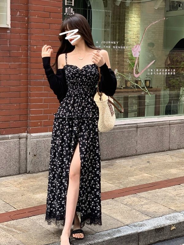 法式黑色吊帶碎花連衣裙女夏赫本風小眾氣質小黑裙女神范開叉長裙