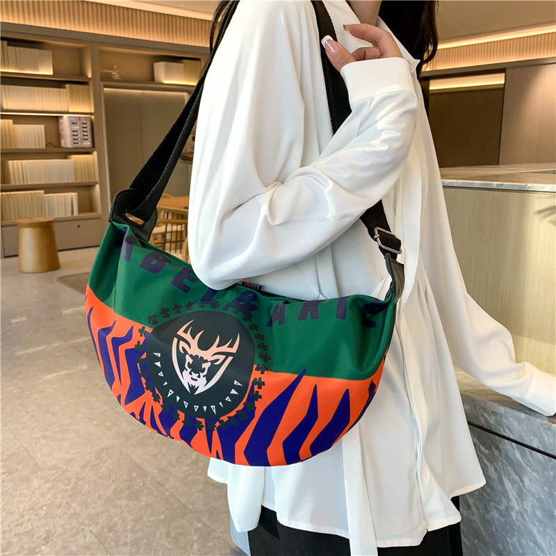 小眾潮牌包包女2023新款時尚帆布斜挎包胸包休閒大容量腰包餃子包