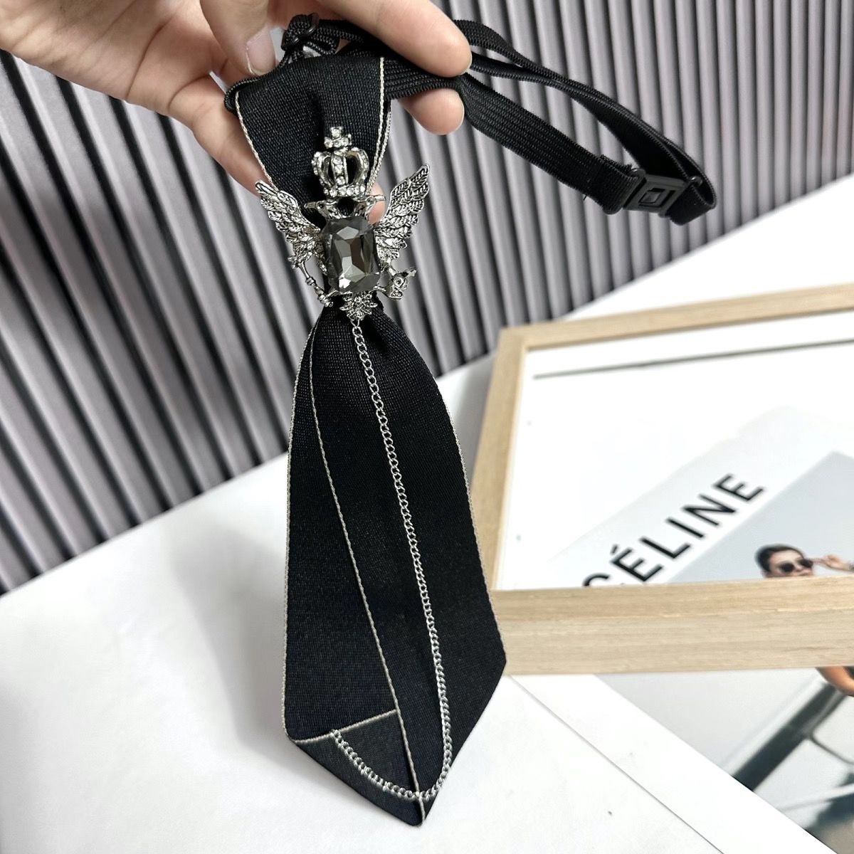 Cravate pré-nouée avec décoration couronne style académique_voghion.com