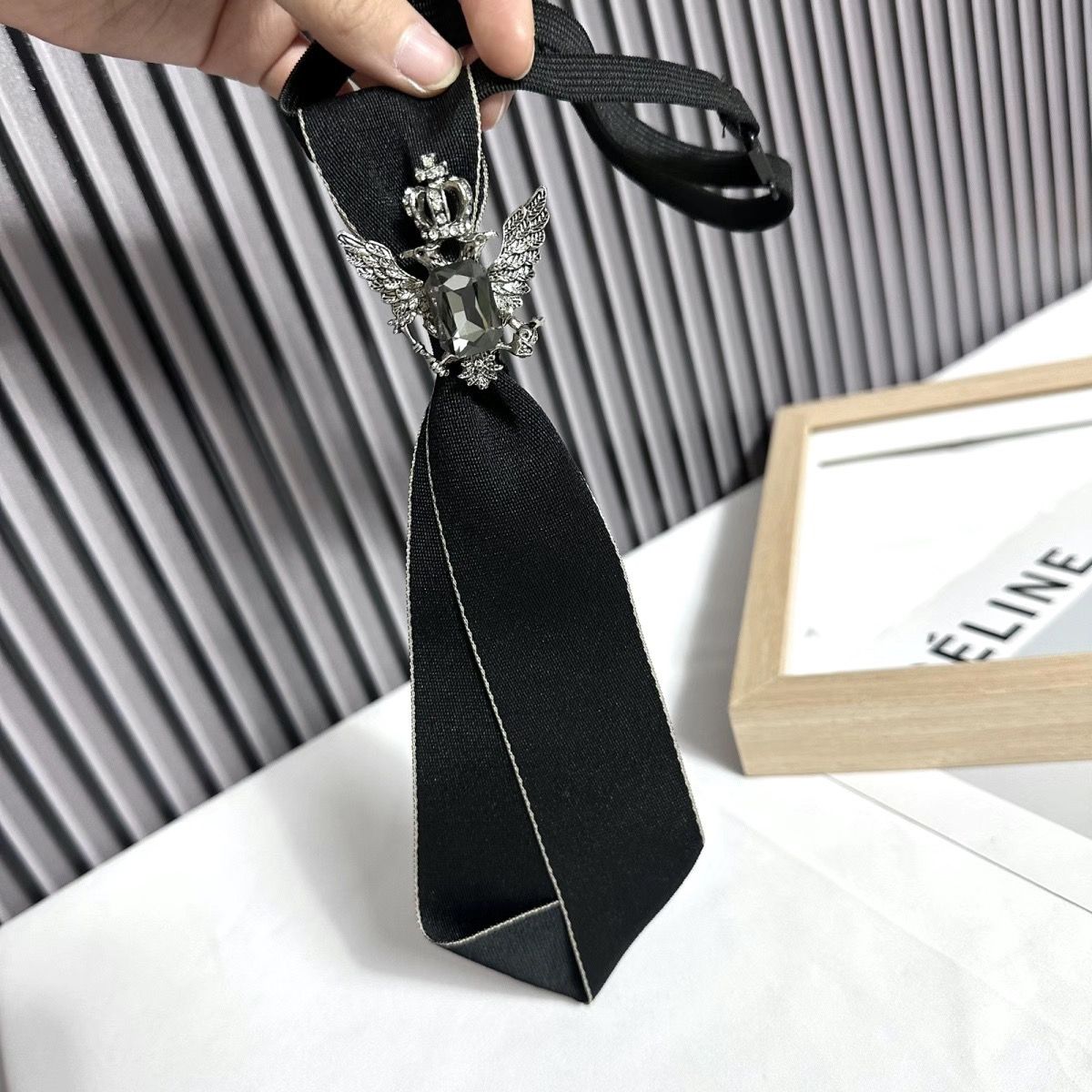 Cravate pré-nouée avec décoration couronne style académique_voghion.com