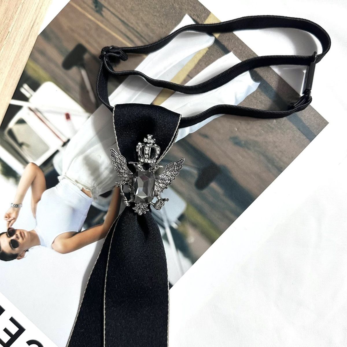 Cravate pré-nouée avec décoration couronne style académique_voghion.com