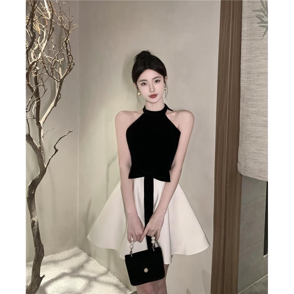 French temperament dress female 2023 new commuting simple and thin seaside vacation white strapless halter neck skirt