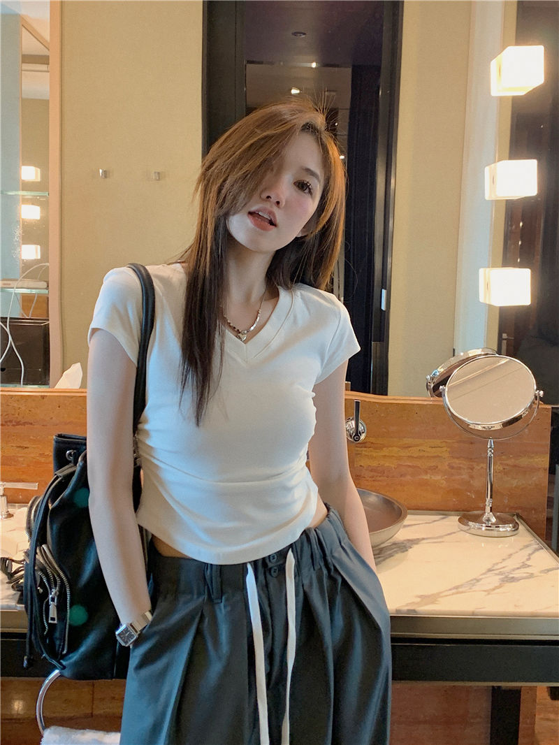 White v-neck short-sleeved t-shirt women's summer new Korean version of the pure desire style slim fit design sense short shoulder top
