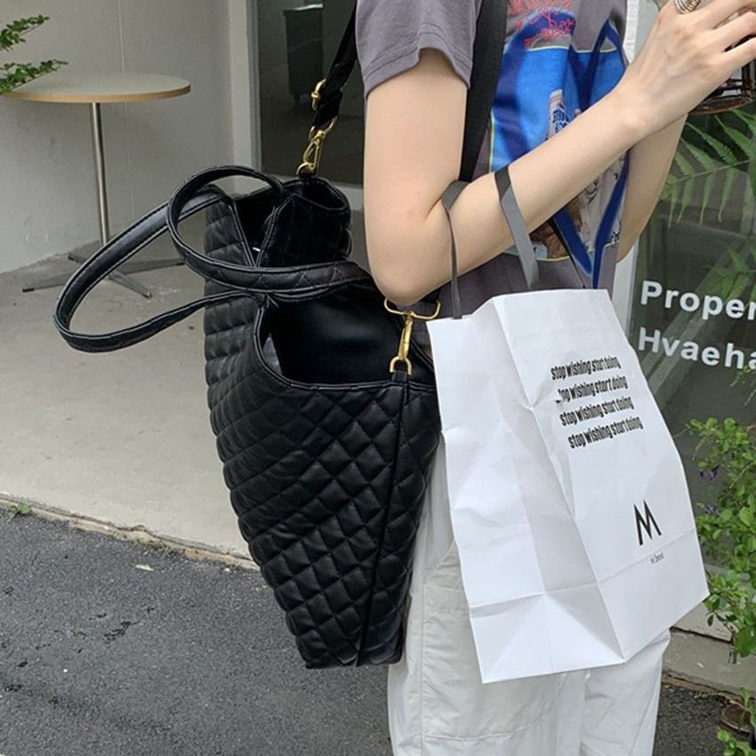 Niche design tote bag women  new large-capacity rhombic black large bag one-shoulder portable messenger bag trend
