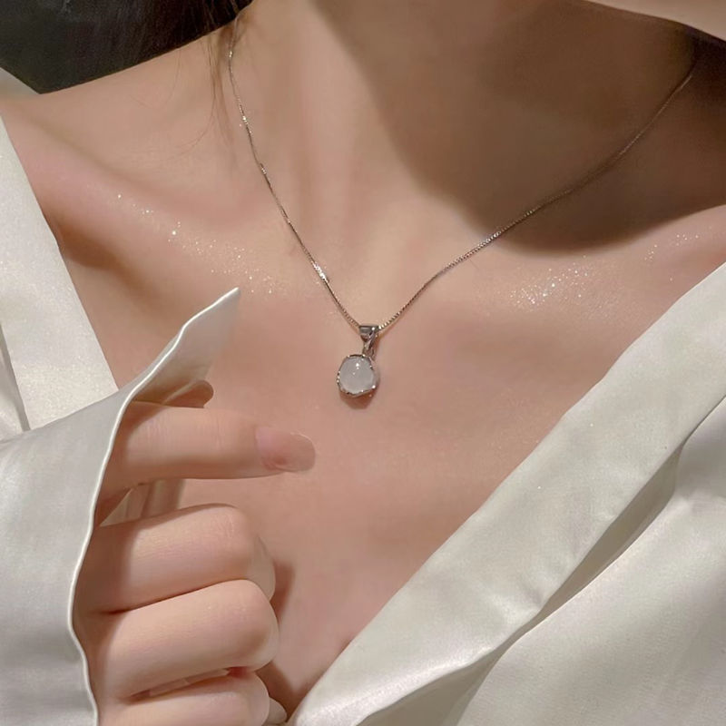 White chalcedony S925 silver necklace women's summer 2023 new hot style ins light luxury niche design high-end clavicle chain