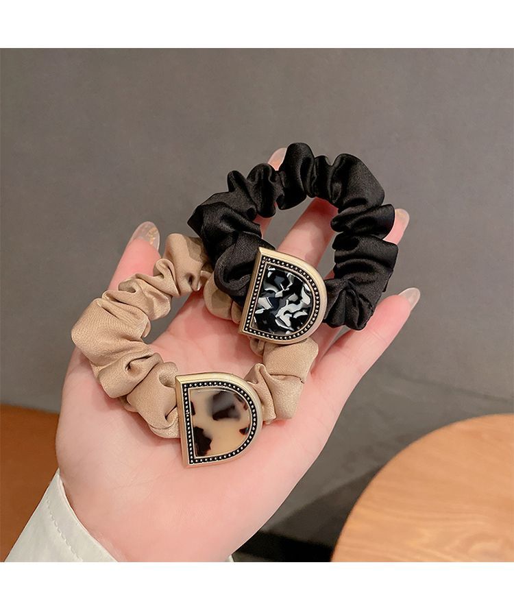 Faixa de cabelo feminina com presilha e letras, de alto valor estético, com formato de laço grosso para amarrar o cabelo e faixa para coque._voghion.com