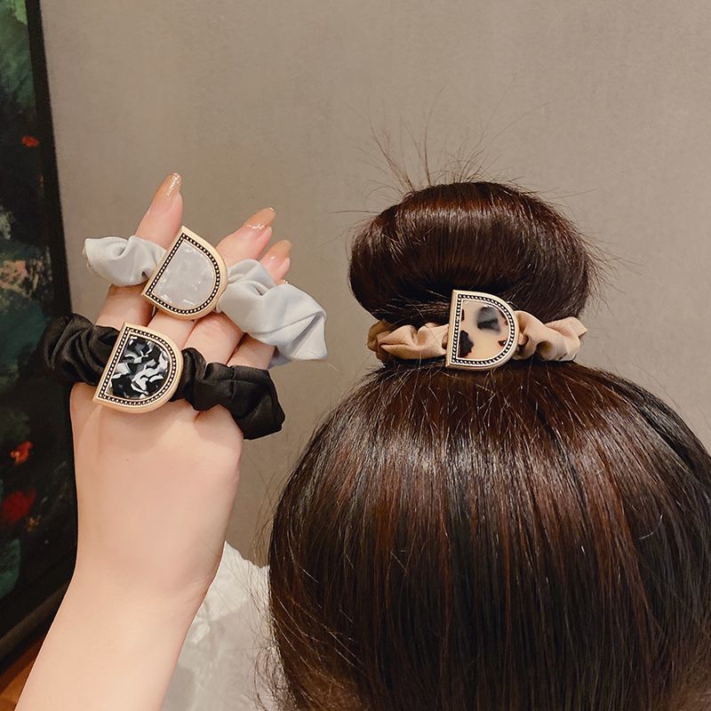 Faixa de cabelo feminina com presilha e letras, de alto valor estético, com formato de laço grosso para amarrar o cabelo e faixa para coque._voghion.com