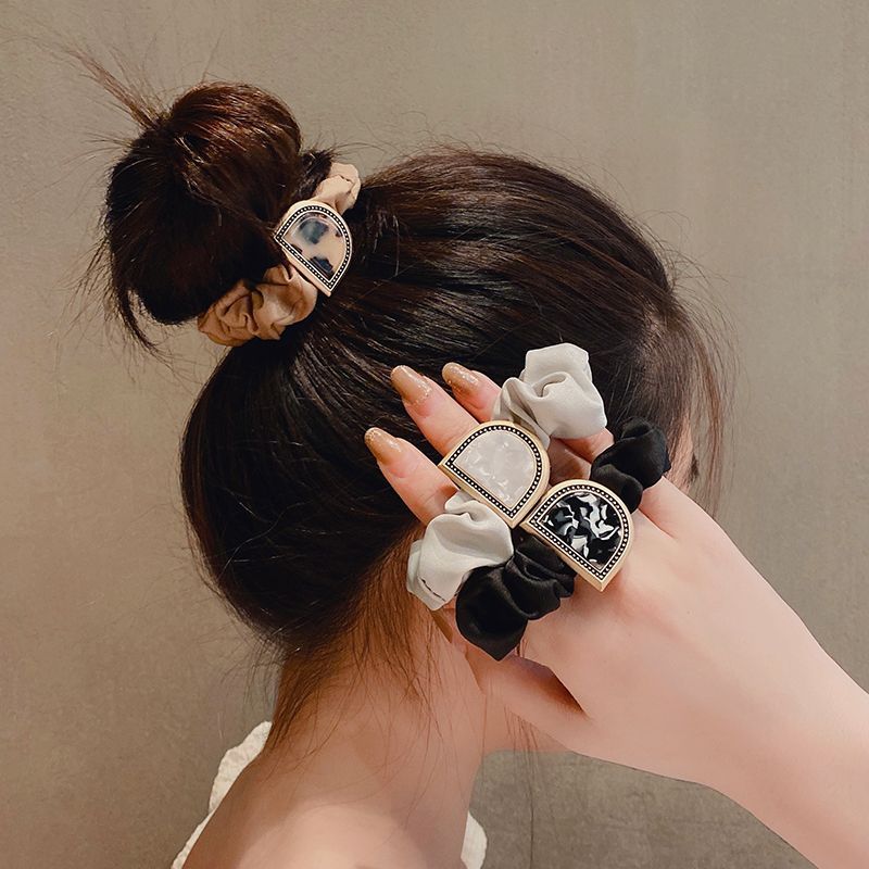 Faixa de cabelo feminina com presilha e letras, de alto valor estético, com formato de laço grosso para amarrar o cabelo e faixa para coque._voghion.com