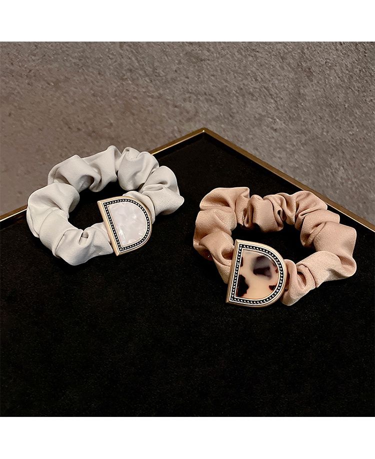 Faixa de cabelo feminina com presilha e letras, de alto valor estético, com formato de laço grosso para amarrar o cabelo e faixa para coque._voghion.com