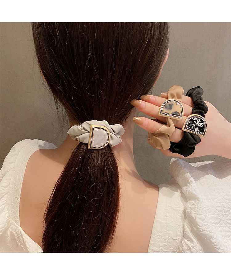 Faixa de cabelo feminina com presilha e letras, de alto valor estético, com formato de laço grosso para amarrar o cabelo e faixa para coque._voghion.com