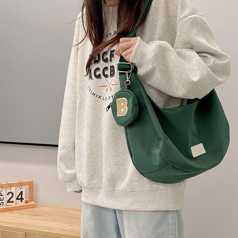 日系休閒百搭斜挎餃子包包女大學生上課通勤包小清新大容量帆布包