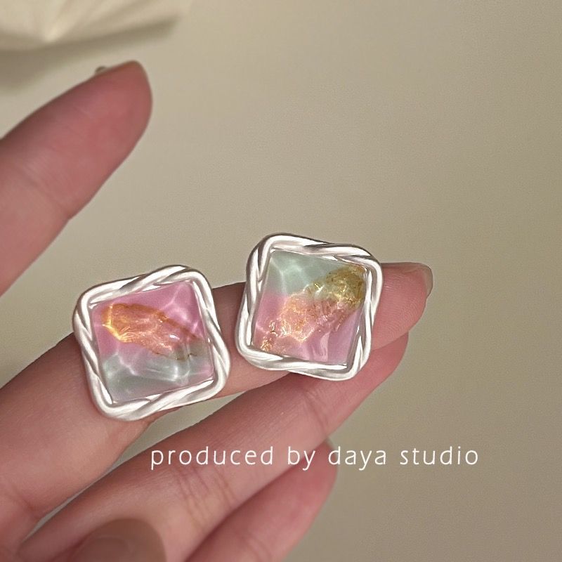It's summer~Sparkling colorful square earrings Light luxury high-end niche design French temperament simple earrings