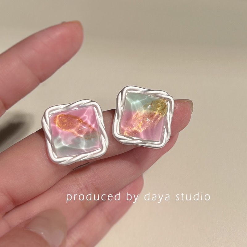 It's summer~Sparkling colorful square earrings Light luxury high-end niche design French temperament simple earrings