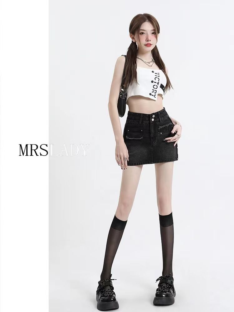 Black and gray denim short skirt women's washed pockets and raw edges show thin and long legs