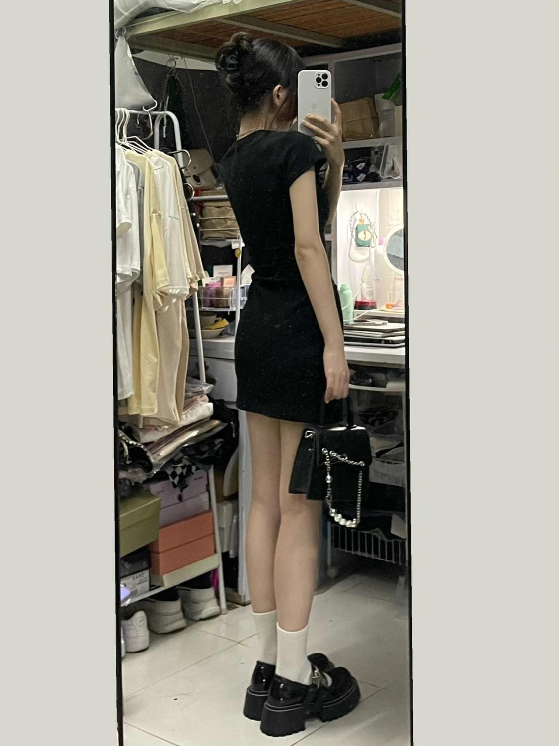 Pure desire style hot girl short-sleeved 2023 dress women's summer high waist self-cultivation was thin and small short skirt with hips