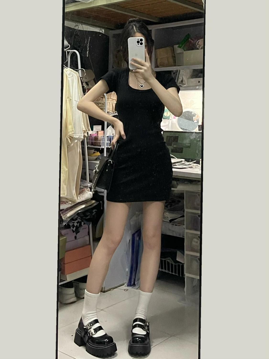 Pure desire style hot girl short-sleeved 2023 dress women's summer high waist self-cultivation was thin and small short skirt with hips