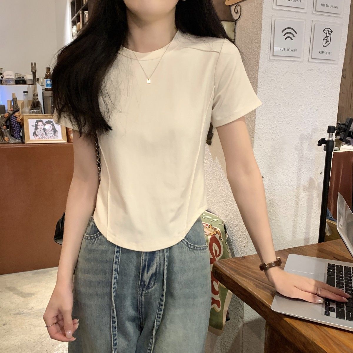 White shoulder t-shirt women's 2023 spring and summer new texture and temperament inner bottoming shirt slim fit pure desire top outerwear