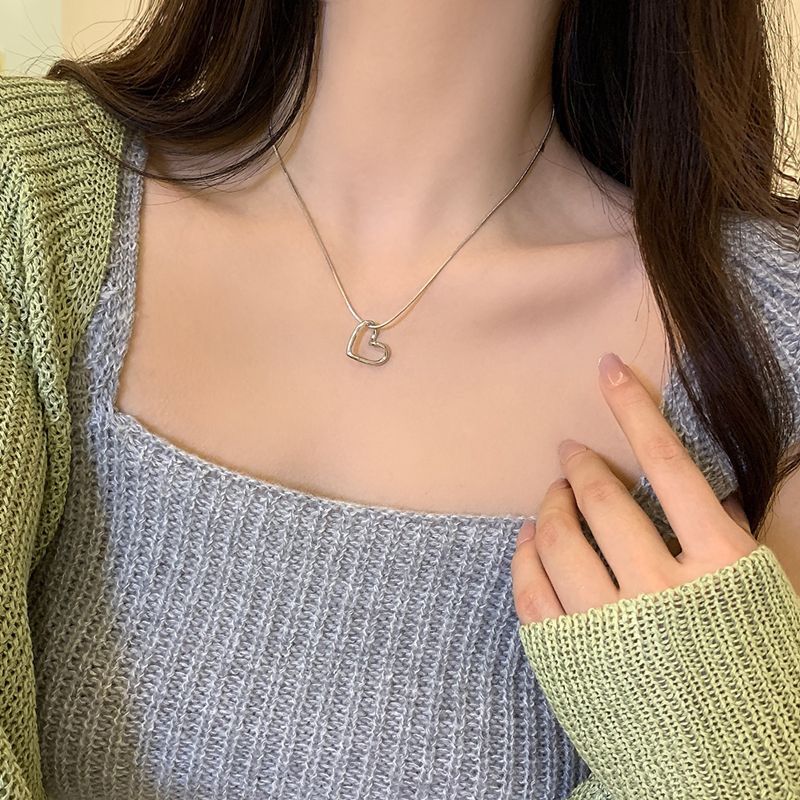Hollow heart necklace female ins tide sweet hot girl student simple collarbone chain niche design sense necklace