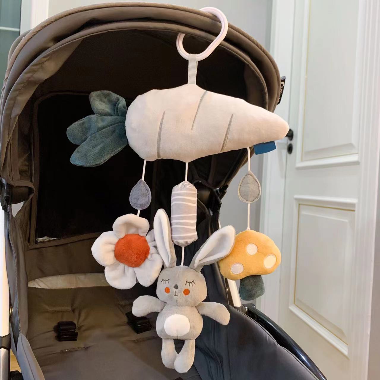 婴儿推车挂件0-6个月宝宝车载玩具安全座椅床头风铃摇铃毛绒玩具