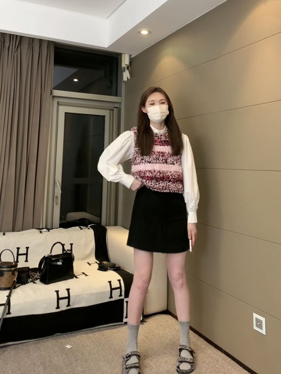 It's not too late for red berries. Short plum color-block knitted vest women's layered vest college style 2023 spring and autumn new style