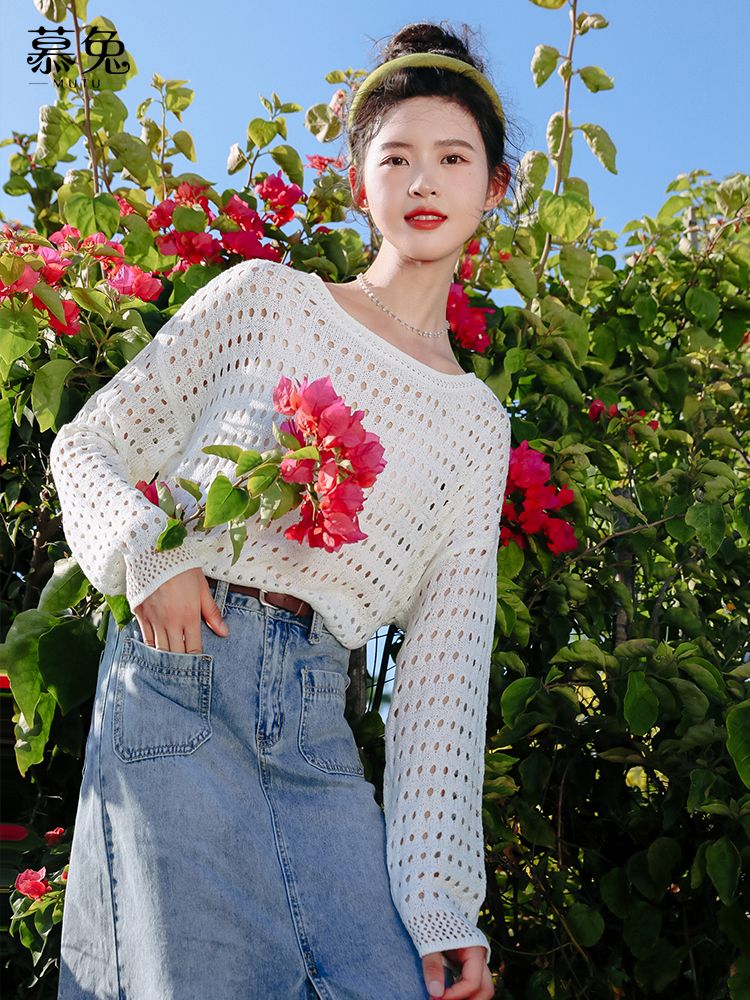 Mutu chic lazy wind hollow knitted sweater women's 2023 spring new design sense niche long-sleeved blouse top