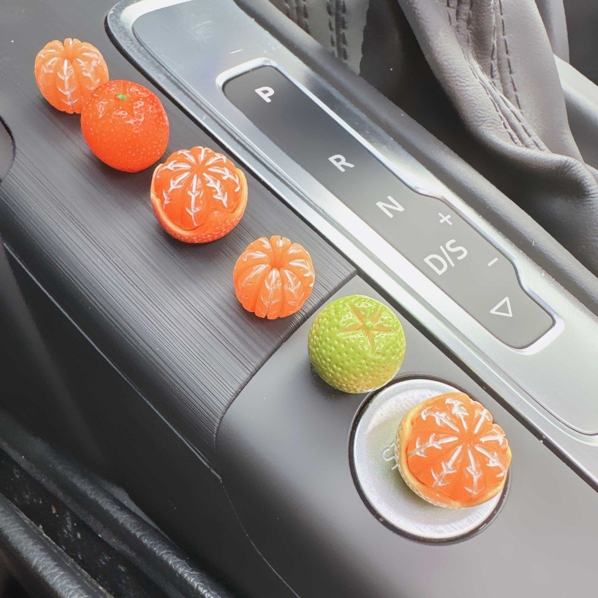 新款mini橘子车载车内饰品摆件汽车中控台装饰用品大全电动车配件